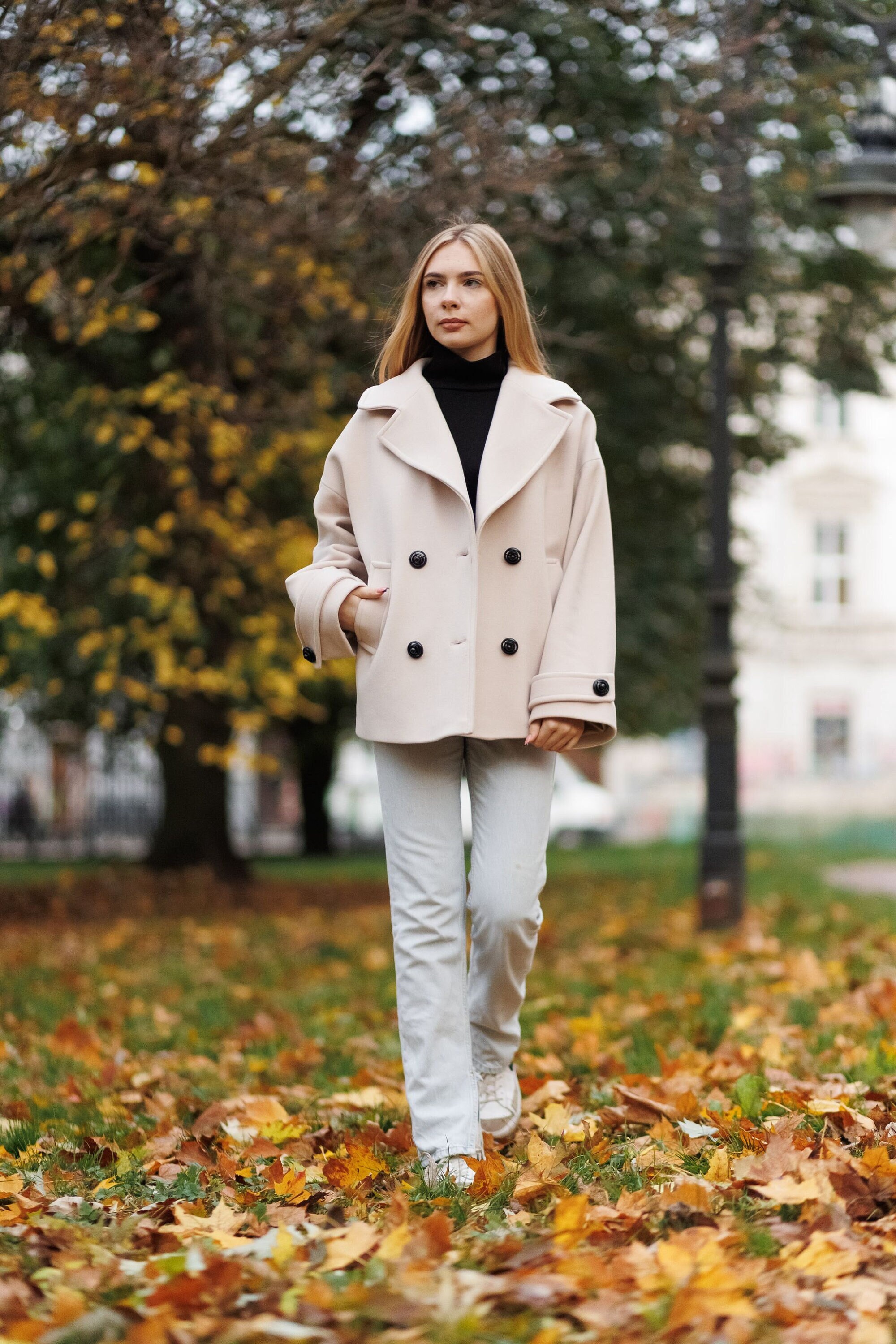 Chic Double-Breasted Blazer - Loose Fit Coat with Wide Lapel & Button Closure