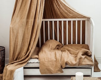 Linge de lit bio pour enfants en lin brun moka. Literie décorative pour chambre d'enfant en bois. Housses de couette et d'oreiller pour tout-petits. Literie non sexiste.