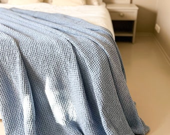 Manta de lino gofrado azul polvoriento. Cubrecama de lino suave. Acogedora manta gofrada para cama queen o king. Decoración minimalista moderna.