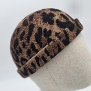 Dockerhoed met luipaardprint – Hoed met dierenprint – Opvallende modehoed – Handgemaakte vilthoed Parijs – Mad’s Docker WILD