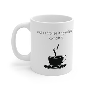 Könnte beinhalten: Eine weiße Keramiktasse mit einer schwarzen Silhouette einer Kaffeetasse und Dampf. Der Text auf der Tasse lautet "cout << 'Coffee is my caffeine compiler';"