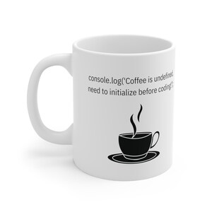 Könnte beinhalten: Eine weiße Keramiktasse mit einer schwarzen Silhouette einer Kaffeetasse und Dampf. Der Text auf der Tasse lautet "console.log('Coffee is undefined, need to initialize before coding');"