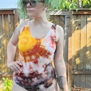 Body aus Bio-Baumwolle - Tye Dye Body - Pact Brand - Sunburst Tye Dye - Tie Dye Kleidung - Festival Fashion