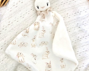 Kocyk do otulania w stylu boho z szydełkowym króliczkiem, przytulanka dla dziecka, personalizowana przytulanka
