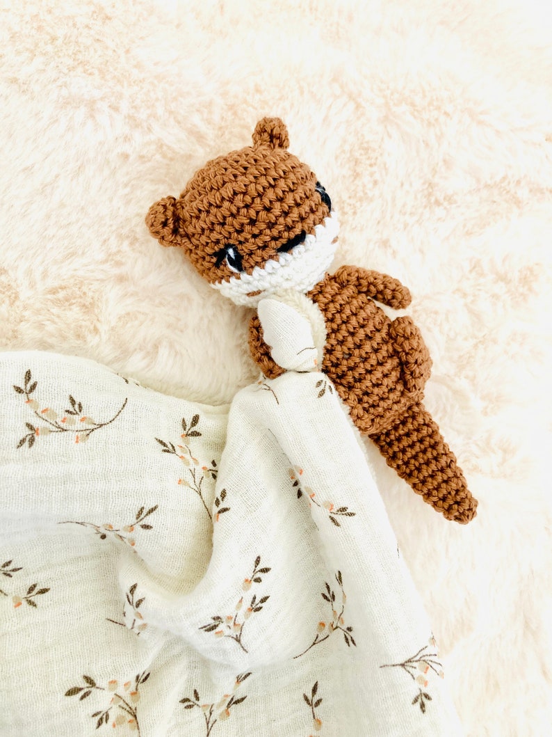 Doudou loutre lange au crochet. Doudou loustic loutre, doudou loutre en coton cadeau de naissance , peluche loutre doudou personnalisable image 4