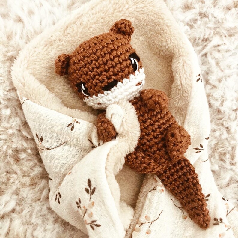 Doudou loutre lange au crochet. Doudou loustic loutre, doudou loutre en coton cadeau de naissance , peluche loutre doudou personnalisable image 2