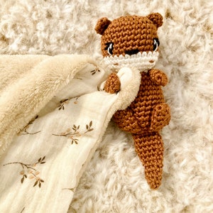 Doudou loutre lange au crochet. Doudou loustic loutre, doudou loutre en coton cadeau de naissance , peluche loutre doudou personnalisable image 9