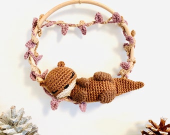 Couronne loutre décorative au crochet. Couronne feuillage animaux loutre crochet . Cadeau de naissance décoration chambre d’enfant loutre