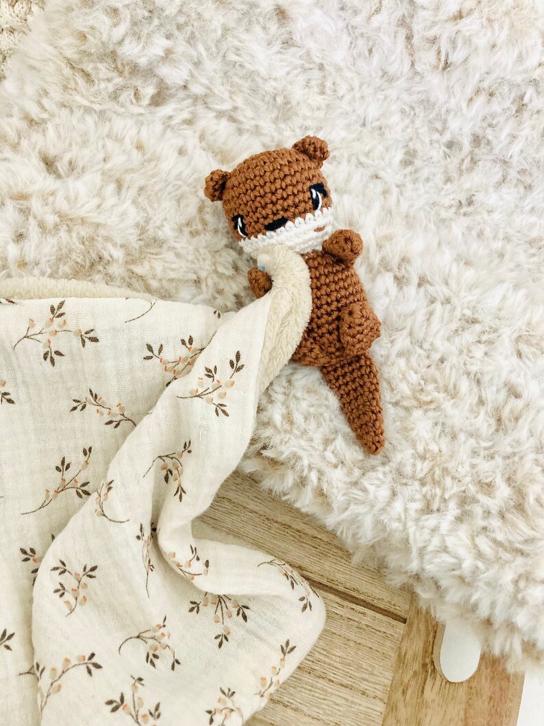 Doudou loutre lange au crochet. Doudou loustic loutre, doudou loutre en coton cadeau de naissance , peluche loutre doudou personnalisable image 1