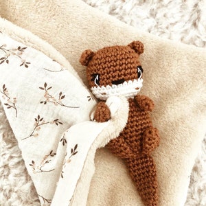 Doudou loutre lange au crochet. Doudou loustic loutre, doudou loutre en coton cadeau de naissance , peluche loutre doudou personnalisable image 3