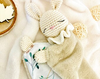 Doudou lapin lange fleuri au crochet. Doudou souple lange lapin cadeau de naissance, peluche lapin doudou doudou crochet doudou mouchoir