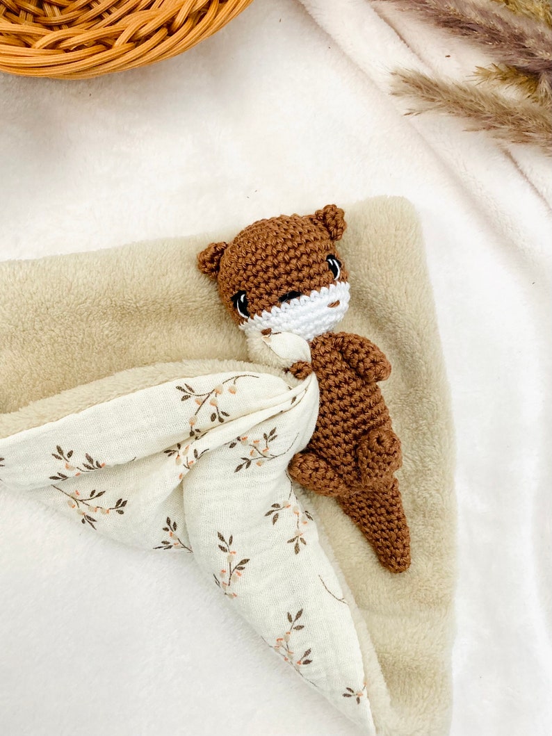 Doudou loutre lange au crochet. Doudou loustic loutre, doudou loutre en coton cadeau de naissance , peluche loutre doudou personnalisable image 8