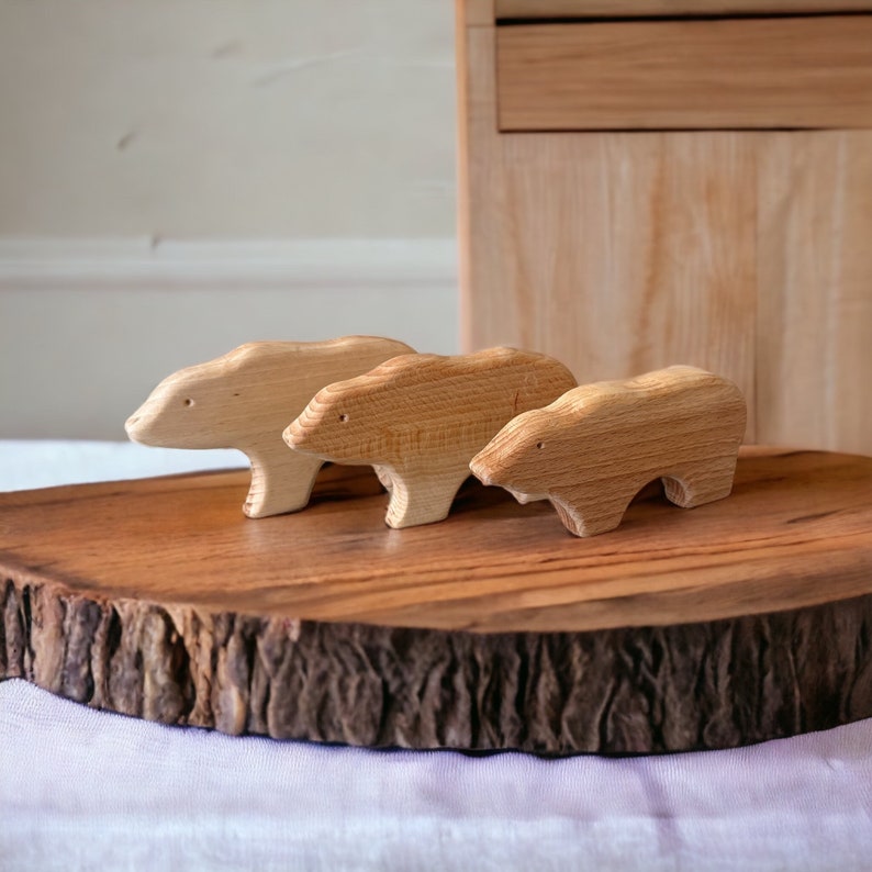 Juguete familiar de oso de madera hecho a mano: adorable recuerdo para amantes de la naturaleza y coleccionistas. Perfecto para la decoración del hogar. imagen 1