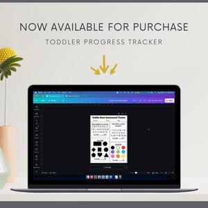 Può includere: Un laptop mostra un tracker dei progressi per bambini piccoli con sezioni per lettere, numeri e forme. Lo schermo mostra un documento bianco con testo nero e forme colorate. Il testo "NOW AVAILABLE FOR PURCHASE" è in alto.