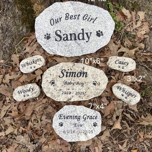 Puede incluir: Una colecci&oacute;n de seis piedras conmemorativas para mascotas de granito grabadas. La piedra m&aacute;s grande mide 12 pulgadas por 8 pulgadas y dice "Our Best Girl *Sandy*". Las otras piedras son m&aacute;s peque&ntilde;as y tienen los nombres "Simon", "Casey", "Whisper", "Woody" y "Evening Grace "Evie"".
