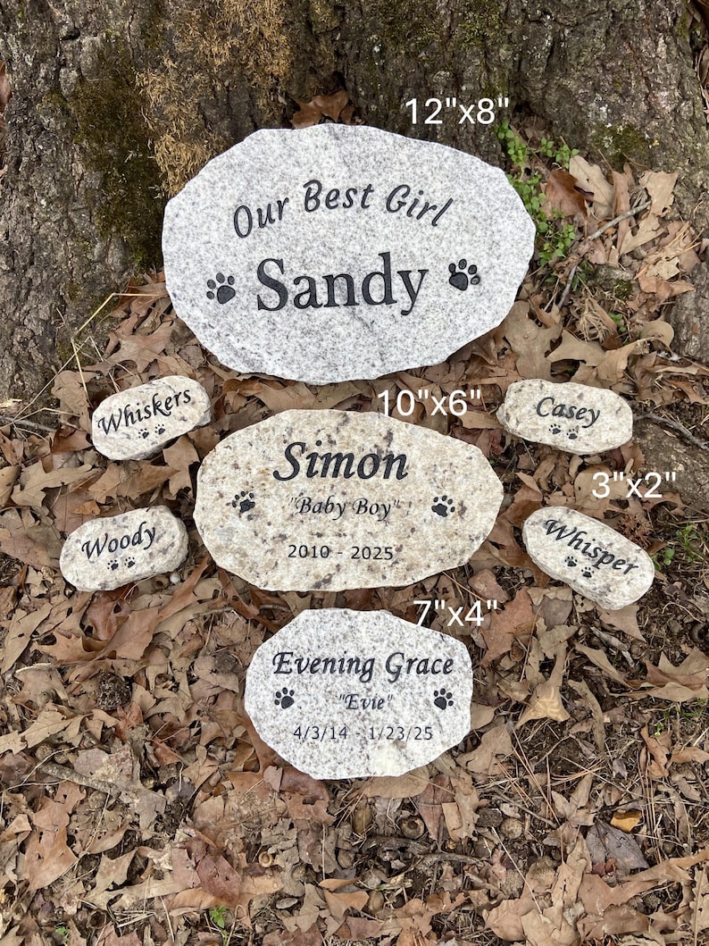Puede incluir: Una colecci&oacute;n de seis piedras conmemorativas para mascotas de granito grabadas. La piedra m&aacute;s grande mide 12 pulgadas por 8 pulgadas y dice "Our Best Girl *Sandy*". Las otras piedras son m&aacute;s peque&ntilde;as y tienen los nombres "Simon", "Casey", "Whisper", "Woody" y "Evening Grace "Evie"".