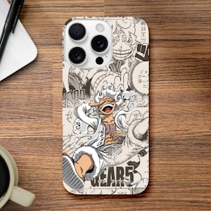 Può includere: Una custodia per iPhone bianca con un'illustrazione manga in bianco e nero di un personaggio con capelli bianchi su uno sfondo bianco e nero. Il testo "GEAR 5" è stampato sulla custodia.