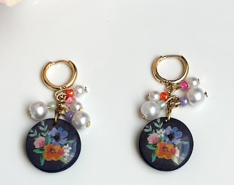 Floral Charm Hoop Ohrringe, Vintage-inspirierte Blumen Ohrringe mit Perlen & Perlen, handgemachter Boho Schmuck