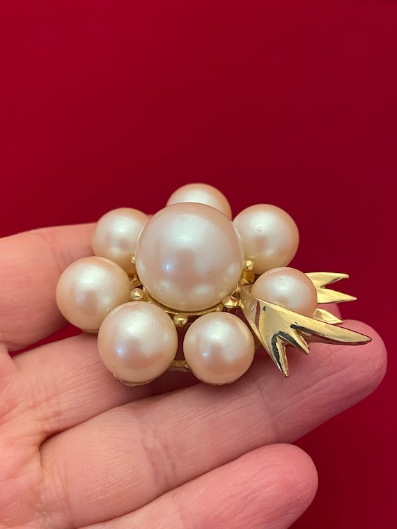 Vintage Large Faux Pearl Cluster Brooch, 1970's N… - image 1