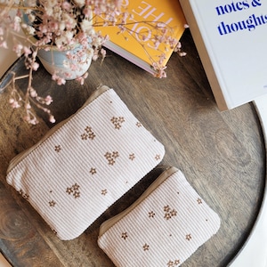 Beige Pouch aus Cordstoff mit Blumen, kleine Zipper Kosmetiktasche in beige, dezentes Hygiene-Tasche flower, handmade Reisetasche aus Cord