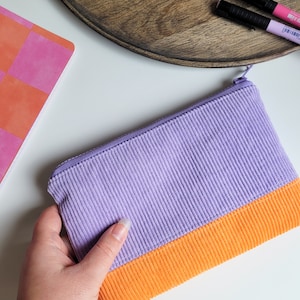 Reise Kulturtasche aus Cordstoff in lila und orange, mittelgroße Kosmetiktasche zwei Farben, flache Schminktasche Zipper, handmade Geschenk