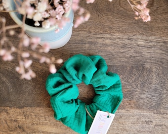 Grüner Musselin Scrunchies, großes Baumwoll-Haargummi, dünne Frühlings-Scrunchie, handmade Zopfband, Haar Accessoires als JGA Geschenk