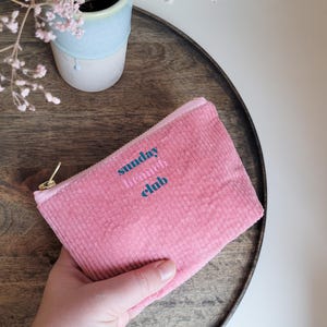 Borsa cosmetica in velluto a coste rosa, piccola borsa con stampa "sunday brunch club", borsa per il trucco in velluto a coste pastello, borsa in tessuto rosa con cerniera
