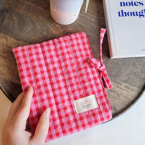 E-Reader Tasche kariert rosa/rot gesteppt, E-Reader Sleeve aus Baumwolle und mit Schleife zum Verschließen, E-Book Reader Hülle gepolstert
