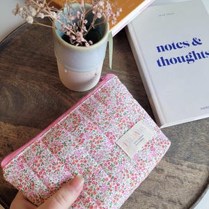 Gesteppte Kulturtasche Blumenmuster, handmade Kosmetiktasche pink mit Zipper, gepolsterte Allrounder Stoff-Tasche für Zubehör