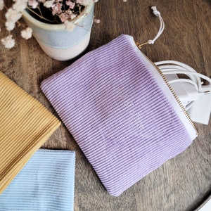 Kabeltasche aus Cordstoff I flache kleine Tasche in Lavendel, Hellblau und Gelb I personalisierbar, Tasche für Technik Zubehör, Accessoires
