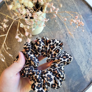 Leo-Print Scrunchie mittel & groß, Haargummi in Sand und Leo Muster, 100% Viskose Scrunchy, Animal Print Zopfgummi, Accessoires für JGA