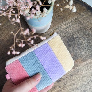Kleine Retro Kosmetiktasche in pastell, Regenbogen Cord Pouch, buntes gestreiftes Reise Täschchen für unterwegs, handmade Cord Make-up Bag
