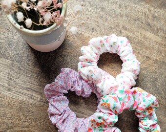 Blümchen Scrunchies mittelgroß I Baumwoll Haargummi handmade I Geschenk Freundin, Accessoires am Handgelenk