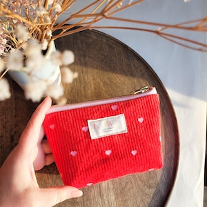 Rote Cord-Kosmetiktasche mit rosa Herzen, Zipper Kulturtasche aus Cord in rot, Herzchen Tasche rot mit rosa, Cordtasche 17x10 cm handmade