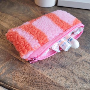 Kleines Perioden Täschchen Teddyfell rosa/orange, Tampon Stofftasche, Mini Kosmetiktäschchen, Medi-Täschchen, Plüsch Hygiene Zipper-Bag