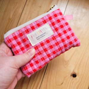 Borsa in tessuto trapuntato rosa, piccola borsa trapuntata in rosso/rosa, mini astuccio in cotone fatto a mano, astuccio con cerniera a quadri, piccolo regalo