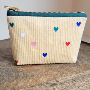 gelbe Herzen Kosmetiktasche aus Cord, pastell gelbe kleine Kulturtasche mit grünem Zipper, Schminktasche für unterwegs bunte Herzchen