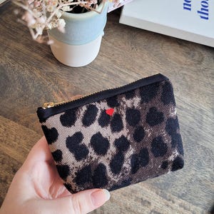Mini Schminktäschchen mit Leo-Print, personalisierbares Geschenk, kleine handmade Hygiene-Tasche 9x13 cm, schwarze kleine Stofftasche