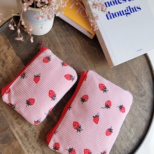 Erdbeer Pouch aus Cordstoff, kleine Zipper Kosmetiktasche in rosa, strawberry Hygiene-Täschchen, handmade Reisetasche aus Cord