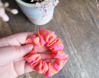 Pink/Oranger mittelgroßer Scrunchie, Haargummi mit grafischen Muster, 100% Viskose Scrunchy