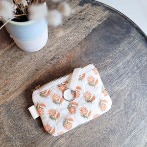Schlüsseltasche aus beige Steppstoff mit Ocker Blumen, gesteppte Geldbörse mit flowers, kleines Täschchen für Schlüssel,  handmade boho Look