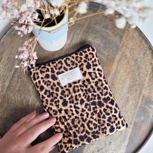Quiltat leopardmönstrat e-läsarfodral av seersucker, handgjort Tolino/Kindle-fodral i personliga mått, skyddande djurmönstrat e-boksfodral