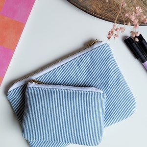 Scandi gestreifte Pouch, blau/weiße Streifen Hygientasche, flache Kosmetiktasche mit Metallreißverschluss, maritimes Täschchen aus Denim