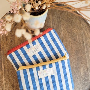 Pouch mit Streifen blau/weiß, gestreifte Kosmetiktasche Seersucker, maritime Stofftasche 17x11 cm mit Zipper, handmade Allrounder Tasche