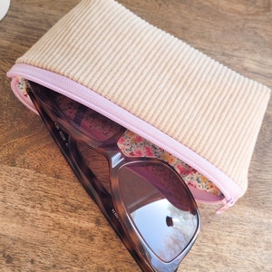 Astuccio per occhiali in velluto a coste beige I Tasca per occhiali beige con fiori all'interno I Astuccio per occhiali da sole in velluto a coste per gli spostamenti I Astuccio per occhiali da lettura unisex