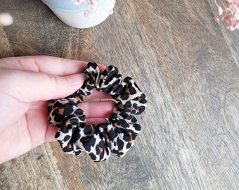 Leo-Print Scrunchie mittelgroß, Haargummi in Sand und Leo Muster, 100% Viskose Scrunchy, klein Animal Print Zopfgummi, Accessoires für JGA