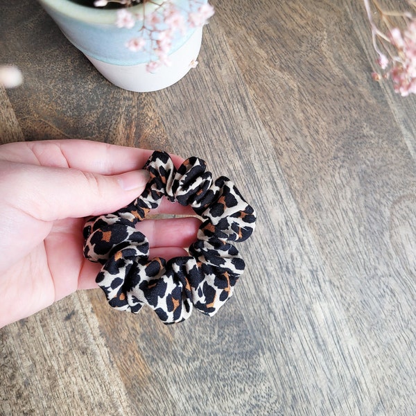 Leo print scrunchie medium-sized, hair tie in sand and leo pattern, 100% viscose scrunchy, small animal print hair tie, accessories for JGA