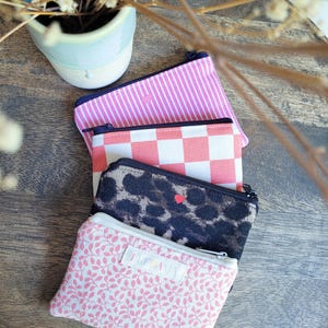 Mini portafoglio con cerniera, portafoglio in tela Leo nero, piccolo portafoglio fatto a mano in denim a righe rosa, mini astuccio a forma di fiore
