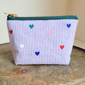 lila Herzen Kosmetiktasche aus Cord, pastell Lavender kleine Kulturtasche mit grünem Zipper, Schminktasche für unterwegs bunte Herzchen