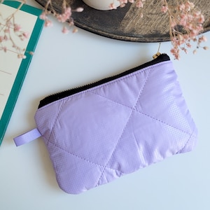 Lila Make-up Tasche Steppstoff, Lavendel Reise Pouch, kleine Kosmetiktasche gefüttert, handmade Kosmetiktäschchen metallic lila